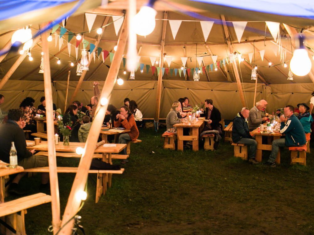 Feiern in gemütliche Atmosphäre im Tipi